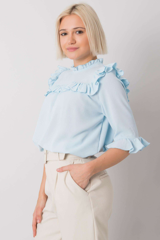 Gaiši zila blūze ar volāniem Limassol... Gaiši zila blūze ar volāniem Limassol...