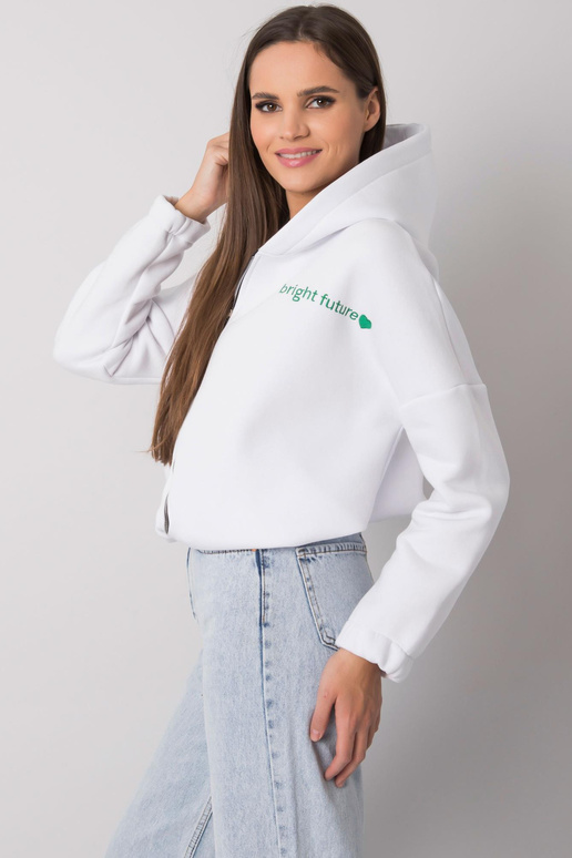 Balts sporta krekls ar izšuvumu...