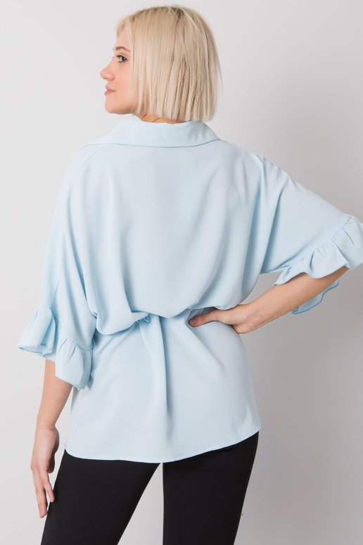 Gaiši zila blūze ar iesiešanu Marcia... Gaiši zila blūze ar iesiešanu Marcia...