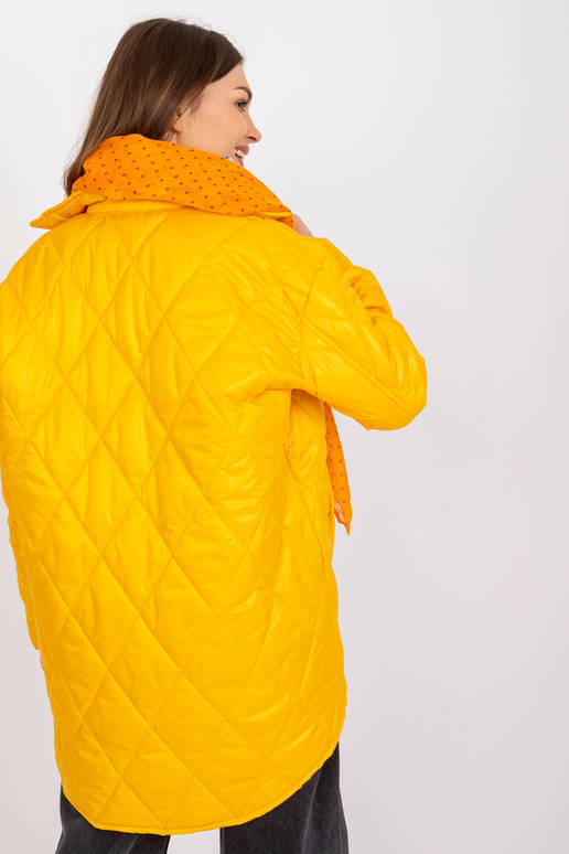 Balts-oranžs iesaiņojums ar apdrukām