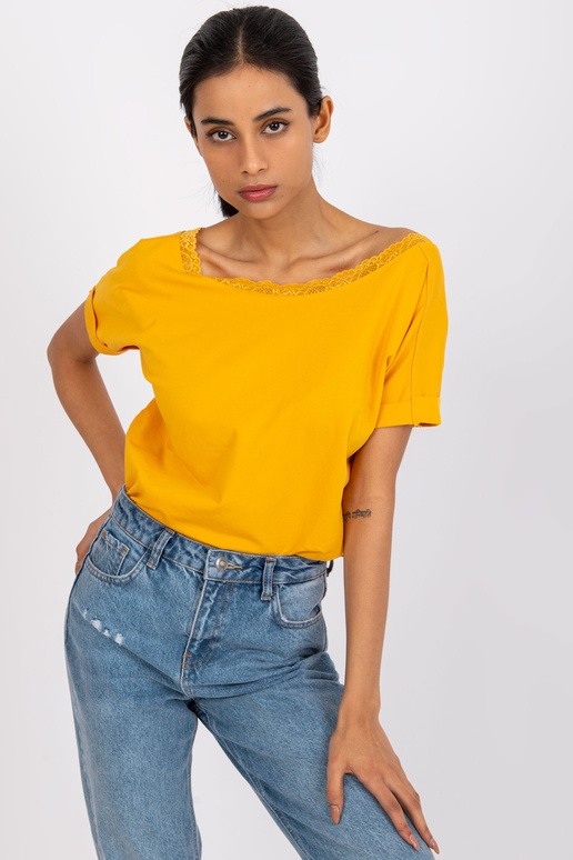 Gaiši oranža blūze ar kaklu mugurā...