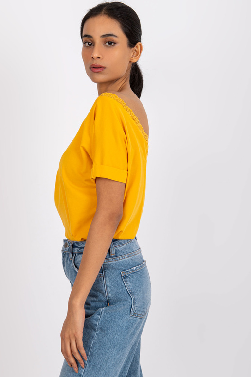 Gaiši oranža blūze ar kaklu mugurā...