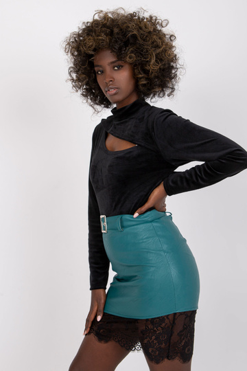 Melna blūze ar izgriezumu...