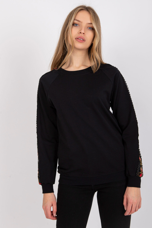 Melns sporta krekls ar dekoratīvām... Melns sporta krekls ar dekoratīvām...