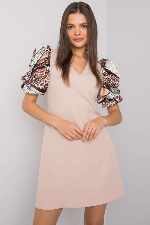 Bēša kleita ar dekoratīvām piedurknēm...