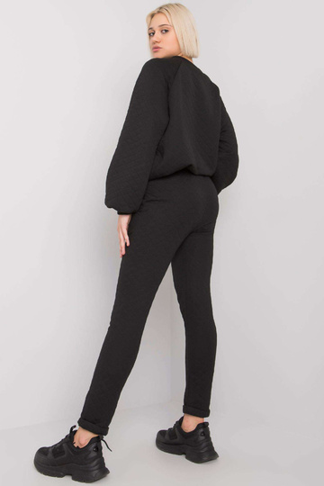 Melns divdaļīgs stepēts...