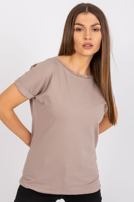 Tumši bēša blūze ar kaklu mugurā... Tumši bēša blūze ar kaklu mugurā...