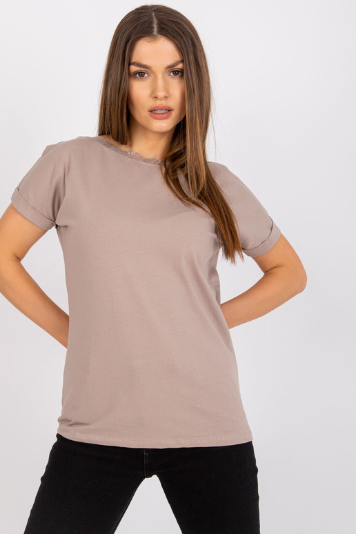 Tumši bēša blūze ar kaklu mugurā... Tumši bēša blūze ar kaklu mugurā...