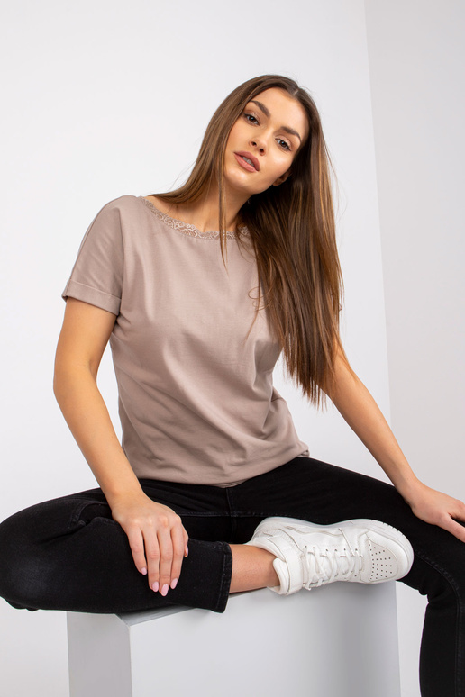 Tumši bēša blūze ar kaklu mugurā... Tumši bēša blūze ar kaklu mugurā...