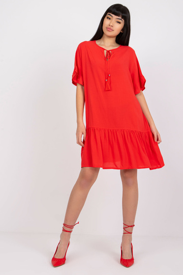 Sarkana kleita ar volāniem...