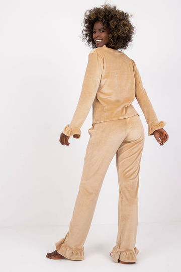 Gaiši bēša velūra pidžama...