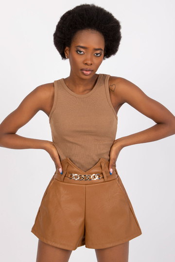 Iwetta Camel Leatherette šorti