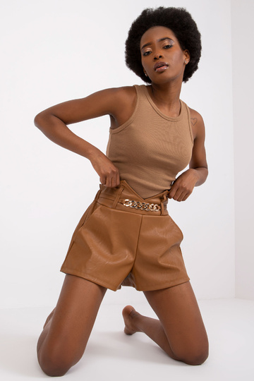 Iwetta Camel Leatherette šorti 2
