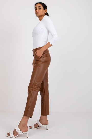 Gaiši brūnas ādas...