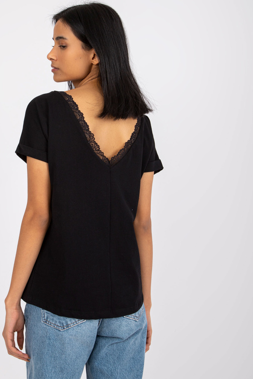Melna blūze ar kakla izgriezumu...