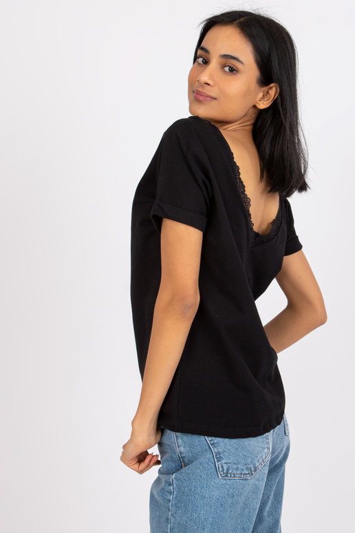 Melna blūze ar kakla izgriezumu...