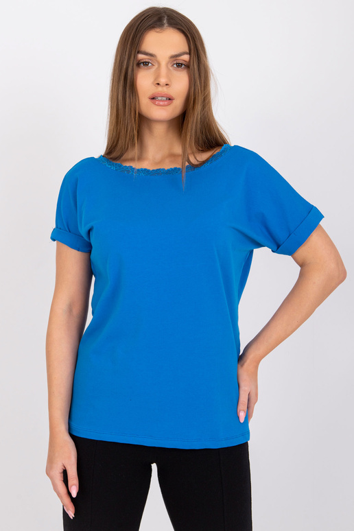 Tumši zila blūze ar kaklu mugurā... Tumši zila blūze ar kaklu mugurā...