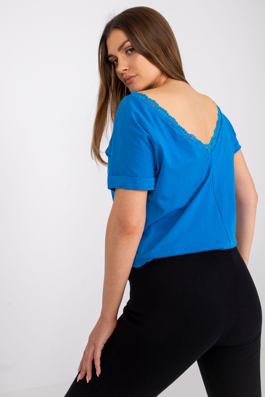 Tumši zila blūze ar kaklu mugurā... Tumši zila blūze ar kaklu mugurā...