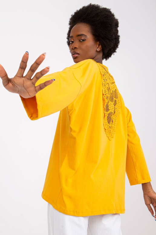 Gaiši oranža blūze ar mežģīņu...