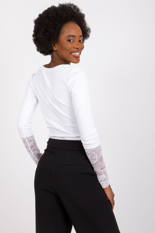 Balta rievota blūze ar mežģīnēm...