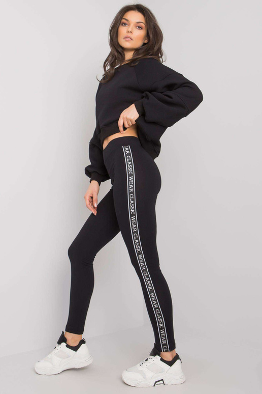 Melni sieviešu legingi ar svītrām... Melni sieviešu legingi ar svītrām...
