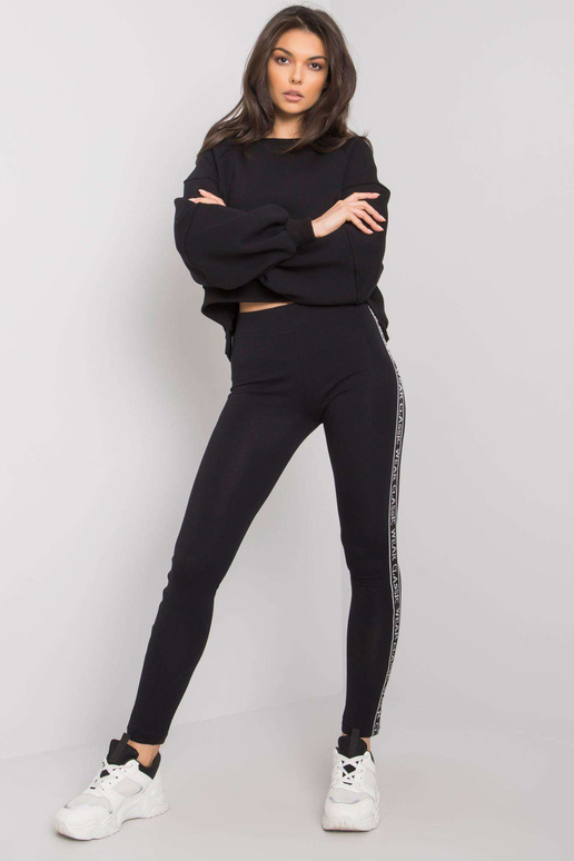 Melni sieviešu legingi ar svītrām... Melni sieviešu legingi ar svītrām...