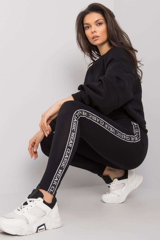 Melni sieviešu legingi ar svītrām... Melni sieviešu legingi ar svītrām...