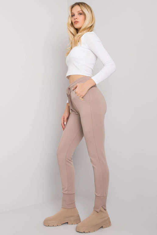 Tumši bēšas treniņbikses ar kabatām... Tumši bēšas treniņbikses ar kabatām...