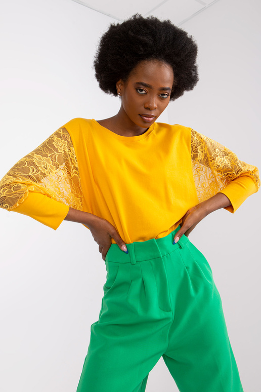 Gaiši oranža blūze ar mežģīņu...