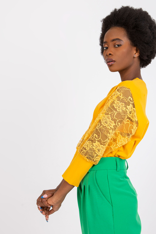 Gaiši oranža blūze ar mežģīņu...