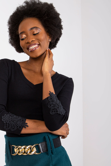 Melna svītraina blūze...