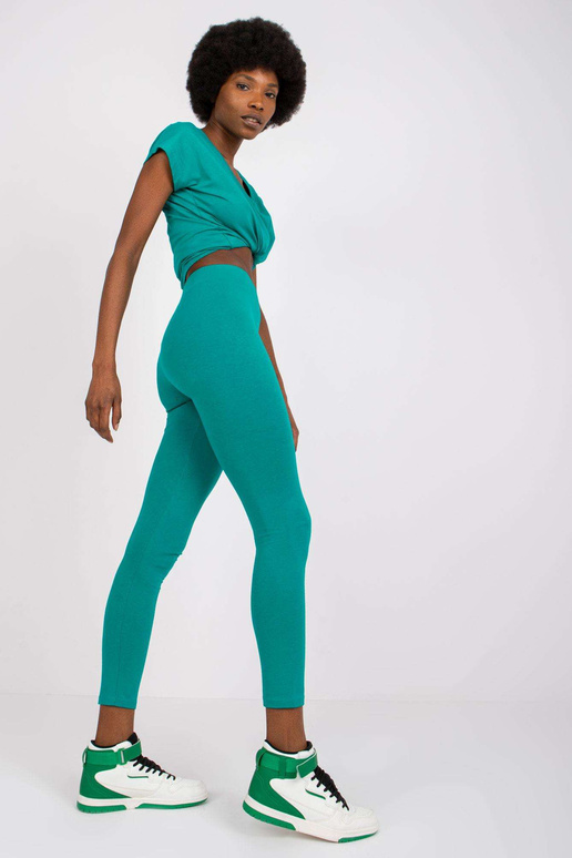 Tumši zaļi sieviešu ikdienas legingi...