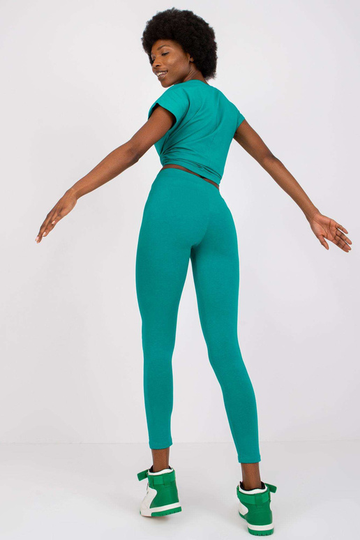 Tumši zaļi sieviešu ikdienas legingi...