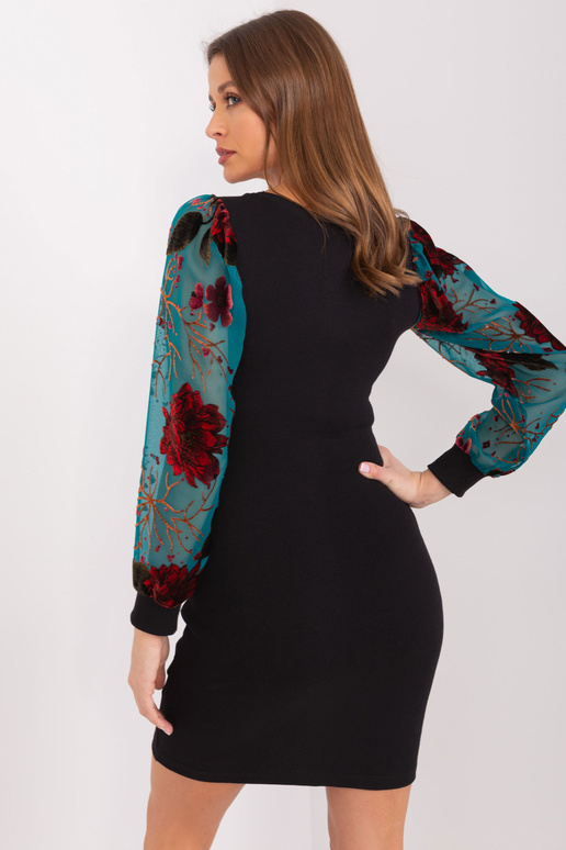 Melna kleita ar dekoratīvām...