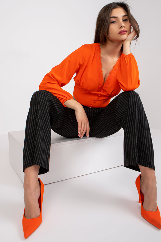 Oranža blūze ar vaļīgām piedurknēm...