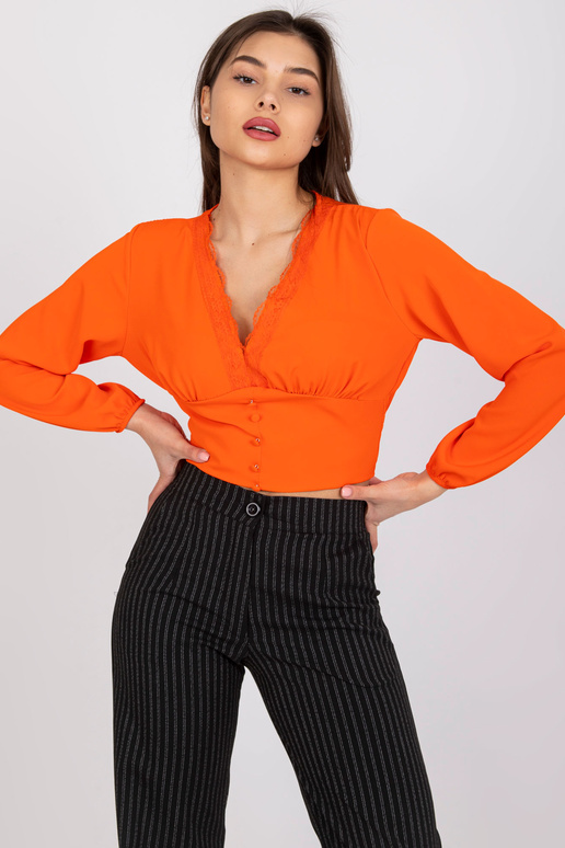 Oranža blūze ar vaļīgām piedurknēm...