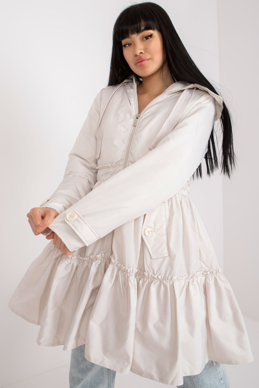 Gaiši bēša dūnu ziemas jaka ar flounces