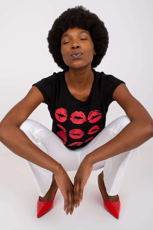 Melns T-krekls ar apdruku Malvina...