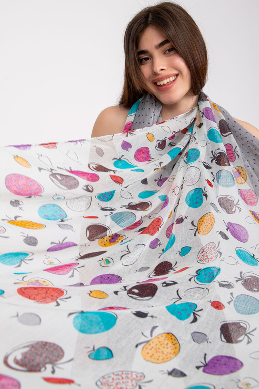 Balts-pelēks iesaiņojums ar apdruku