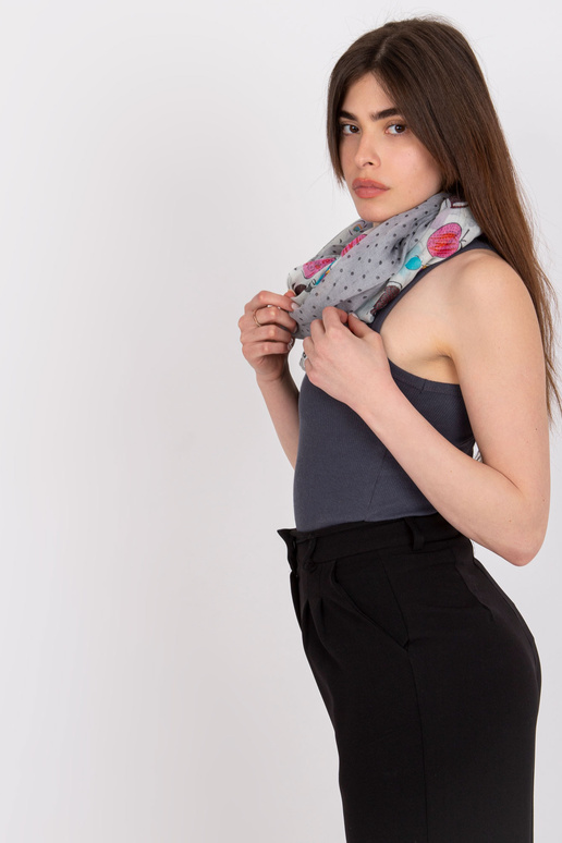 Balts-pelēks iesaiņojums ar apdruku