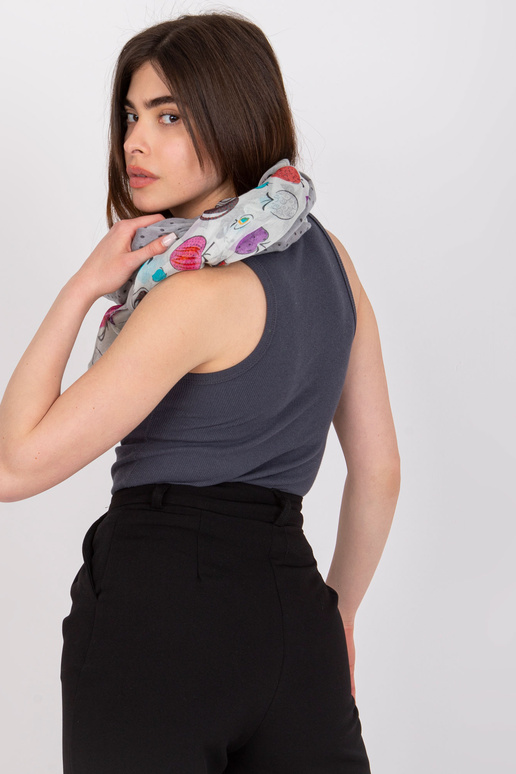 Balts-pelēks iesaiņojums ar apdruku