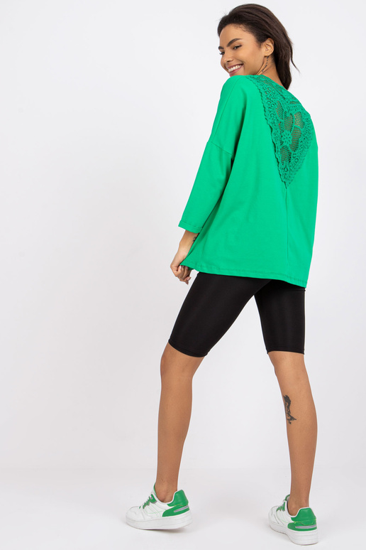 Zaļa blūze ar mežģīnēm mugurā Sylvie...