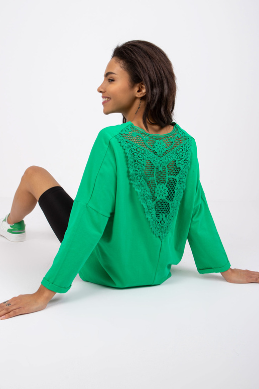 Zaļa blūze ar mežģīnēm mugurā Sylvie...