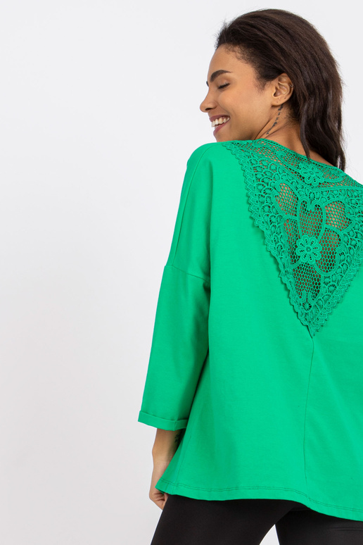 Zaļa blūze ar mežģīnēm mugurā Sylvie...