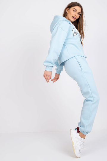 Gaiši zils treniņtērpa... 2