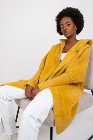 Carolyn dzeltens alpakas...