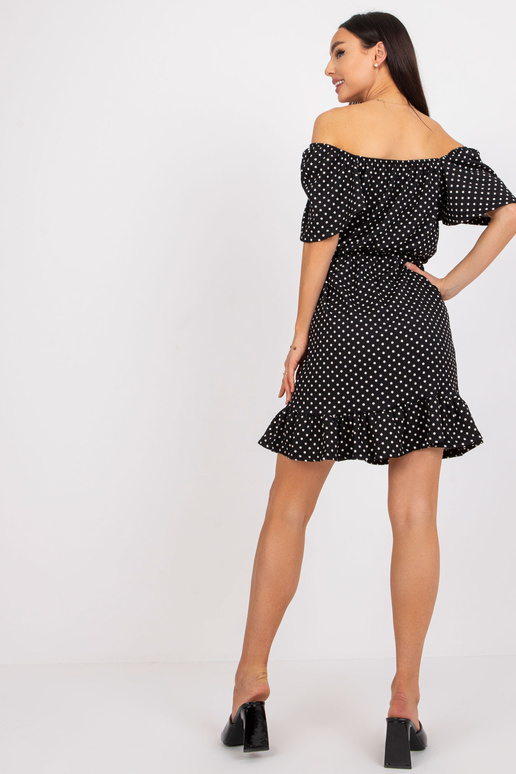 Melna kleita ar punktveida apdruku...