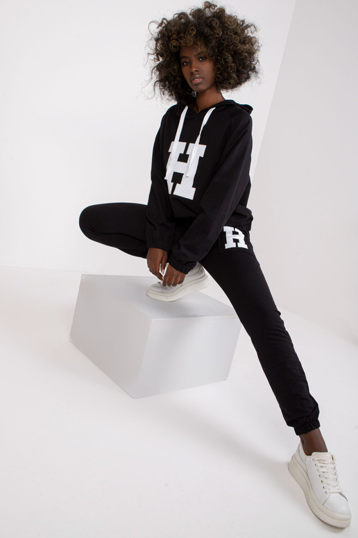 Melns kokvilnas treniņtērpu komplekts...