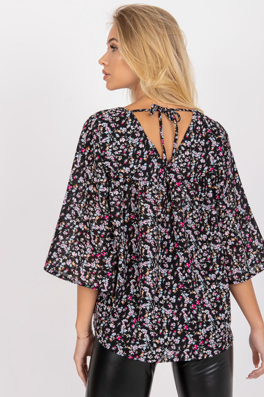 Melna brīva blūze ar ziedu apdruku... Melna brīva blūze ar ziedu apdruku...