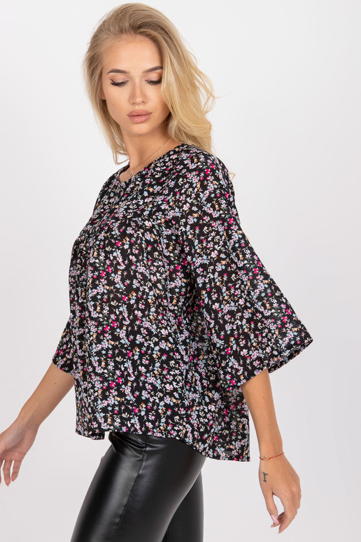 Melna brīva blūze ar ziedu apdruku... Melna brīva blūze ar ziedu apdruku...
